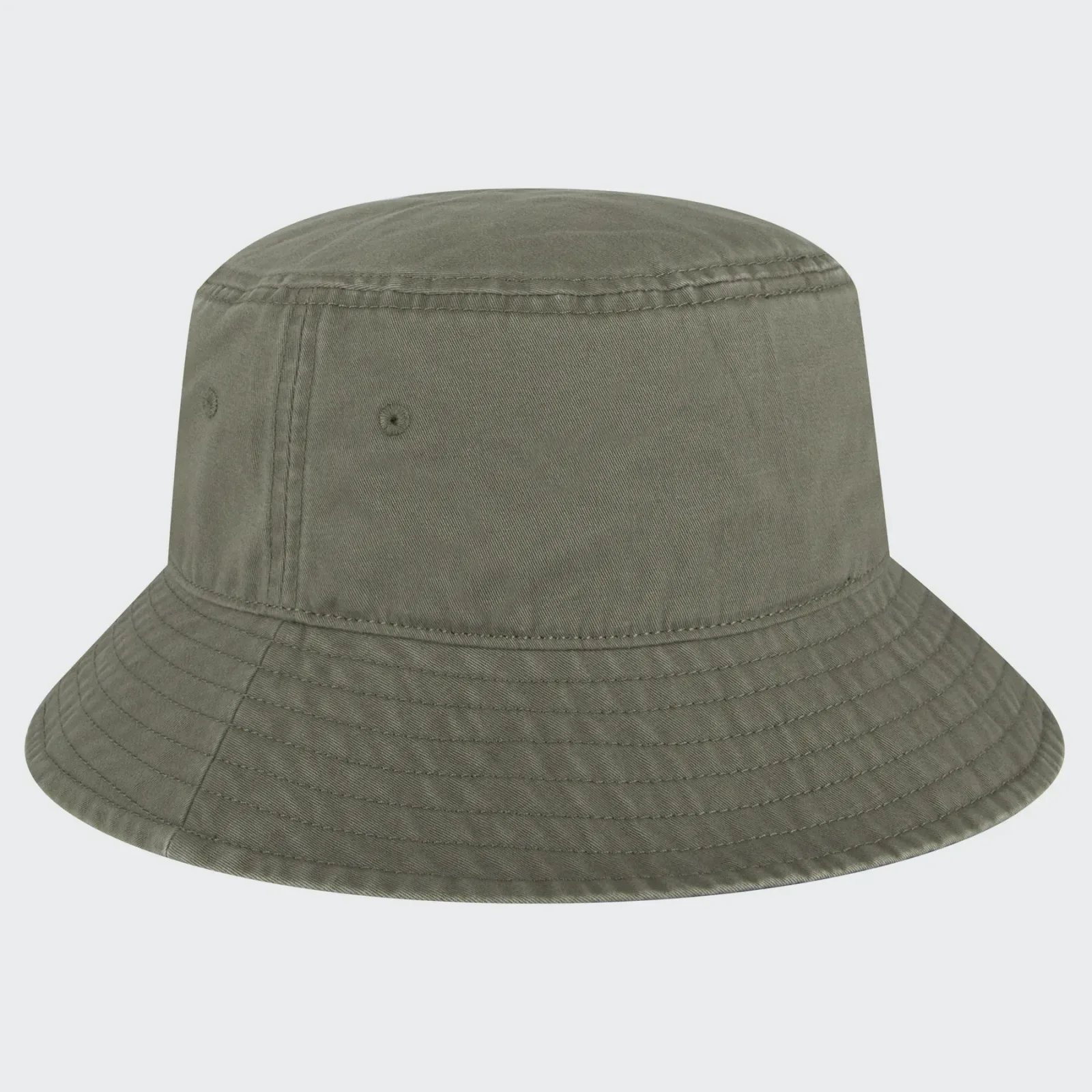 Olivgrüner Bucket Hat aus Baumwolle mit abgesteppter Krempe und Metallösen vor weißem Hintergrund