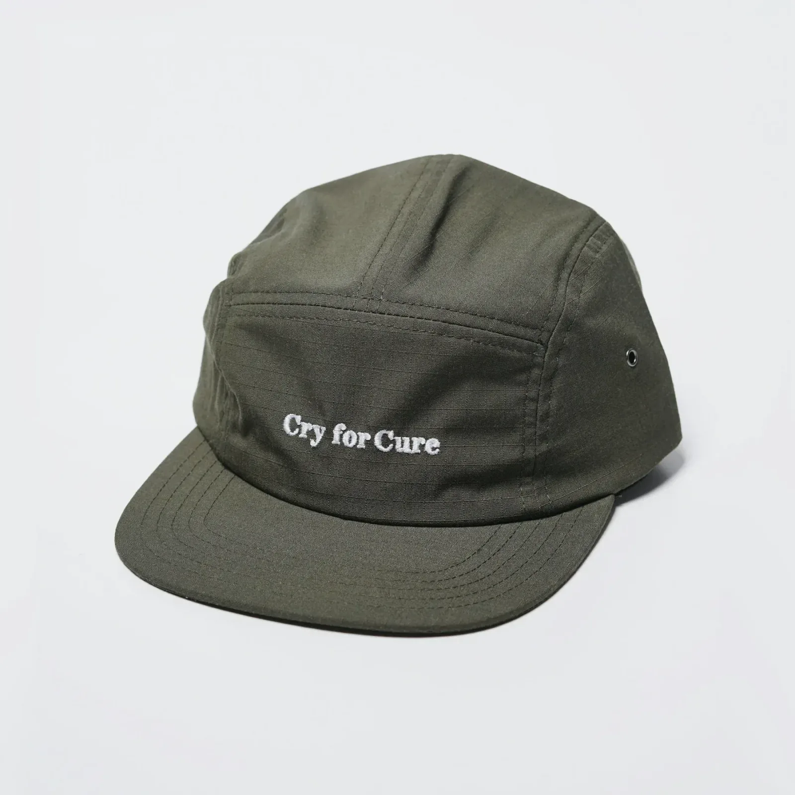 Olivgrüne 5-Panel-Camp-Cap mit aufgedrucktem Slogan auf dem Frontpanel