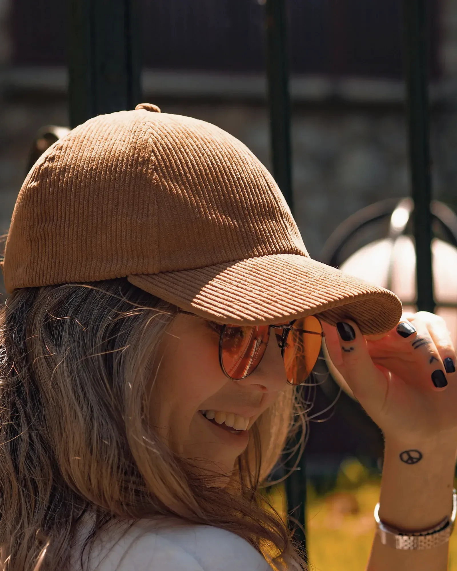 Frau mit brauner 6-Panel-Cap aus Cord mit gebogenem Schirm