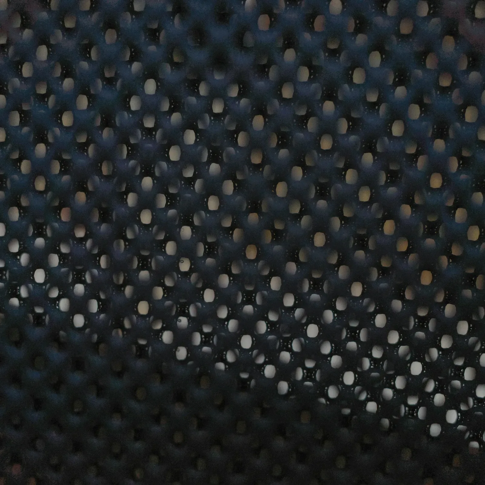 Detail černé řídké síťoviny