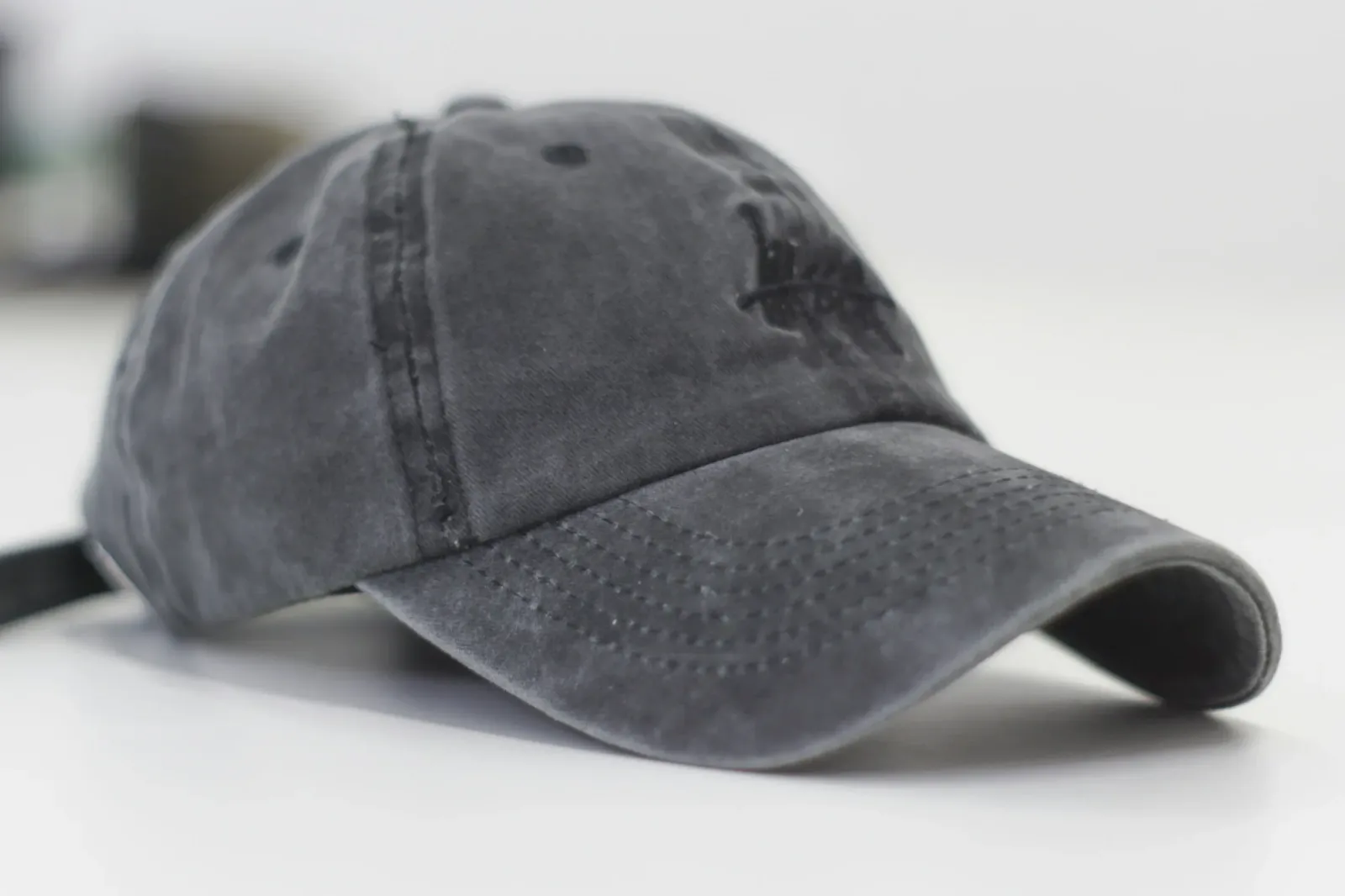 Gewaschene graue Baseballcap aus Baumwolle in der Seitenansicht, mit Riemenverschluss
