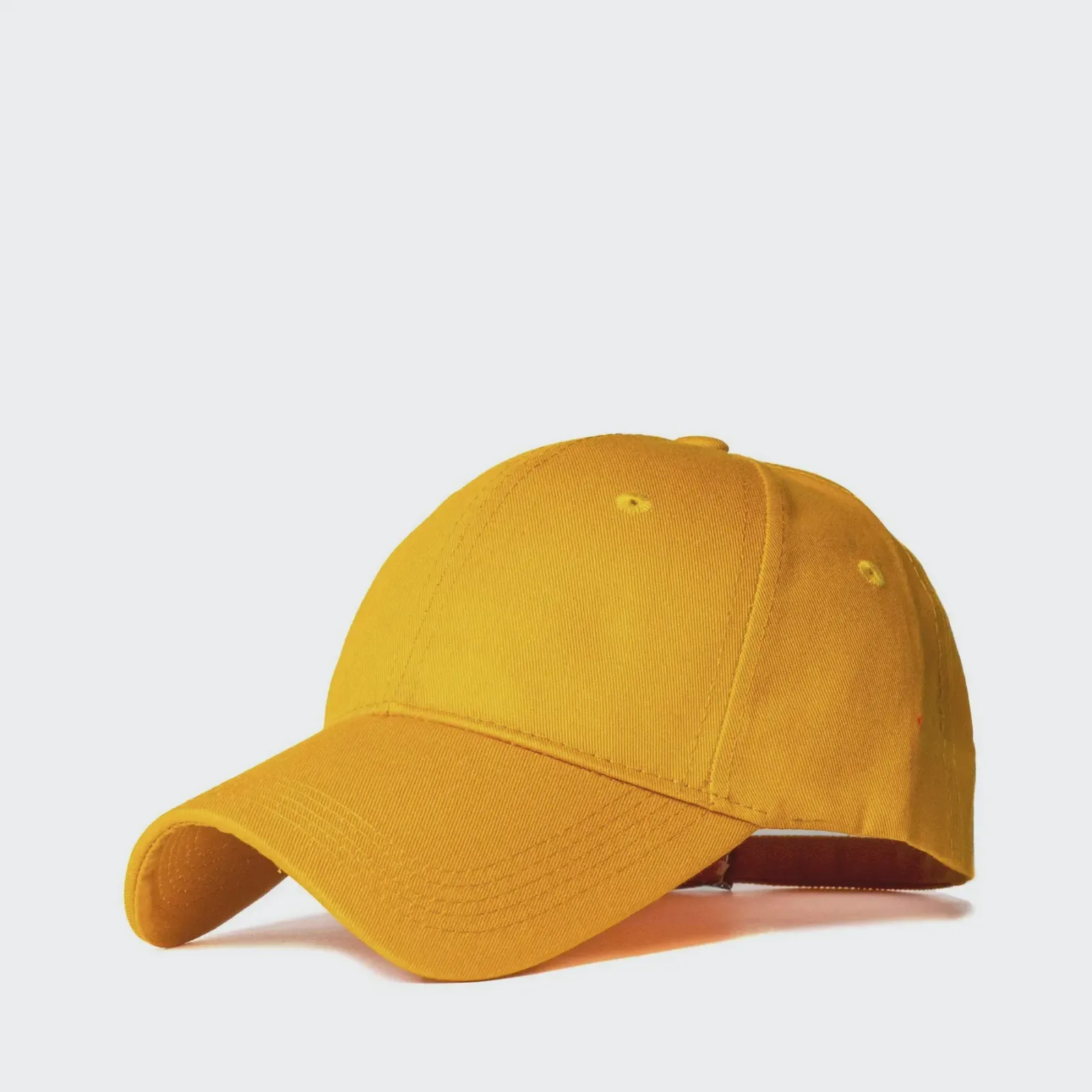 Gelbe Baseballcap aus Baumwolle vor weißem Hintergrund